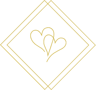 Três corações entrelaçados representando amor e conexão, desenhados com linhas douradas sobre fundo transparente.