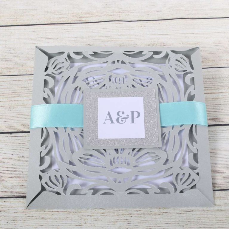 Convite de casamento com design delicado em papel com detalhes em laser e fita azul, ideal para ocasiões especiais e celebrações românticas.