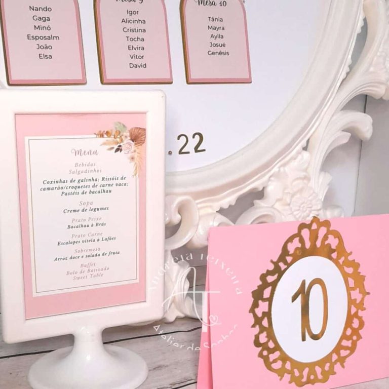 Decoração de festa com quadro de menu em moldura branca e cartão rosa com número 10, detalhes elegantes e delicados para celebração especial.