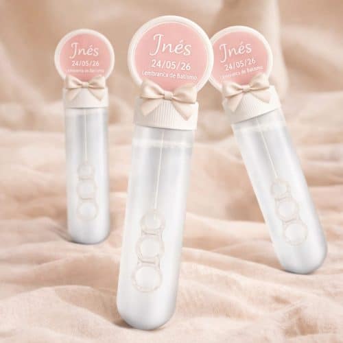 Três frascos de bolhas de sabão decorados com etiquetas rosa com nome e data de batismo.