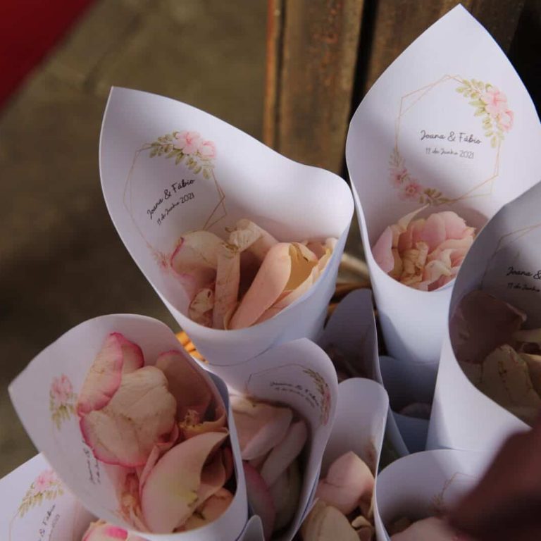 Pequenas lembranças de casamento em saquinhos de papel decorados com flores e nomes dos noivos, ideal para festas e eventos especiais.