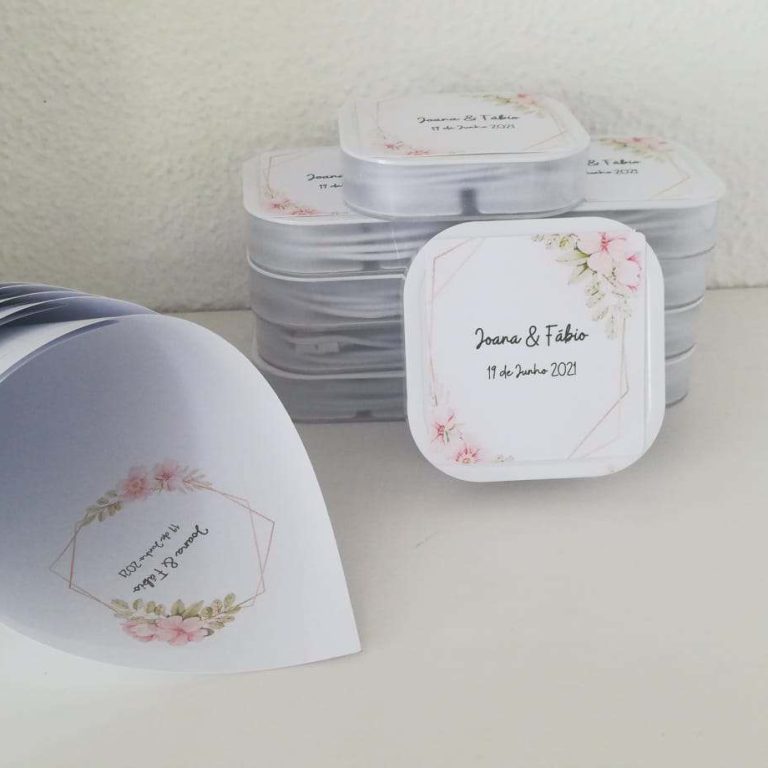 Cadeia de convites de casamento com design floral e espaço para nomes e data.