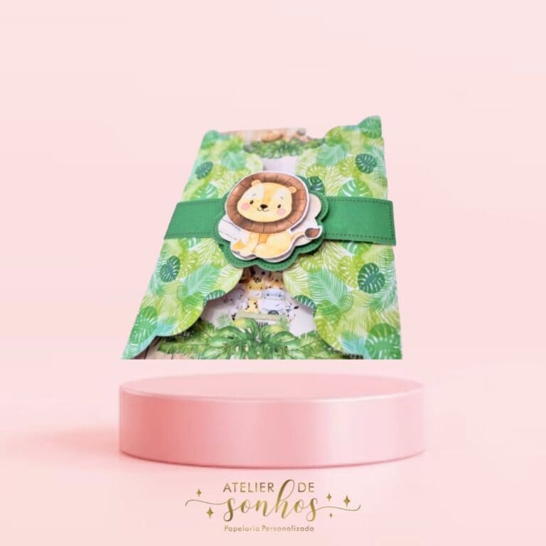 Capa de papel personalizada com tema de leão, decorada com folhas verdes e uma fita verde, ideal para embrulhar presentes infantis ou lembranças para ocasiões especiais.