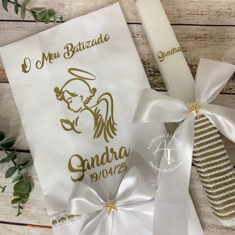 Lembrança de batizado de Sandra com vela decorativa e papel personalizado com ilustração de anjo e detalhes em dourado.