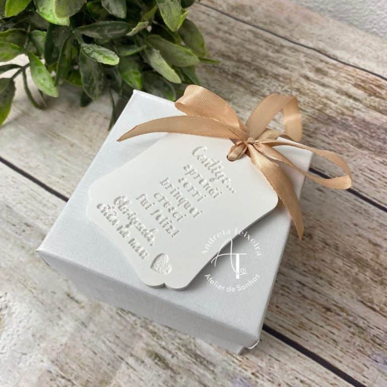 Encapsulado de presente com laço de fita dourada e mensagem de amor, colocado sobre uma superfície de madeira rústica, ideal para ocasiões especiais e demonstração de carinho.