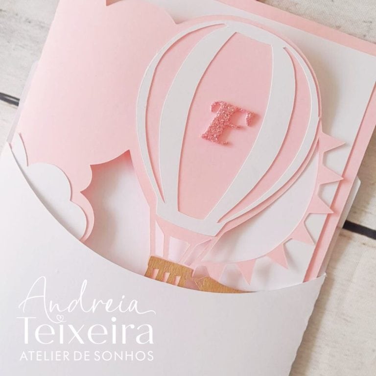 Ponte de papel em forma de balão de ar quente com detalhes em rosa e branco, ideal para decoração de festas ou convites personalizados.