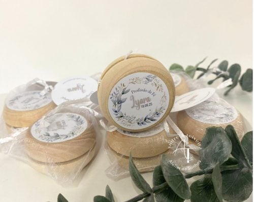 Conjunto de sabonetes artesanais embrulhados em plástico transparente, cada um com rótulo decorativo personalizado, ideal para presentes ou eventos especiais.