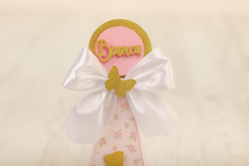 Bolo decorativo de festa com nome "Branca" em rosa, dourado e laço de cetim branco, ideal para celebrações infantis ou festas temáticas.