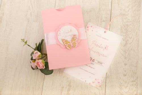 Padrinho de casamento com convite rosa, flor e decoração delicada, ideal para ocasiões especiais e celebrações românticas.