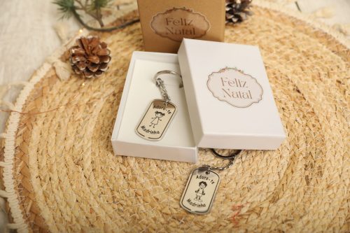 Chaveiro personalizado com nome e desenho de Natal, ideal para presentes natalícios. Acompanha caixa de presente com mensagem "Feliz Natal".