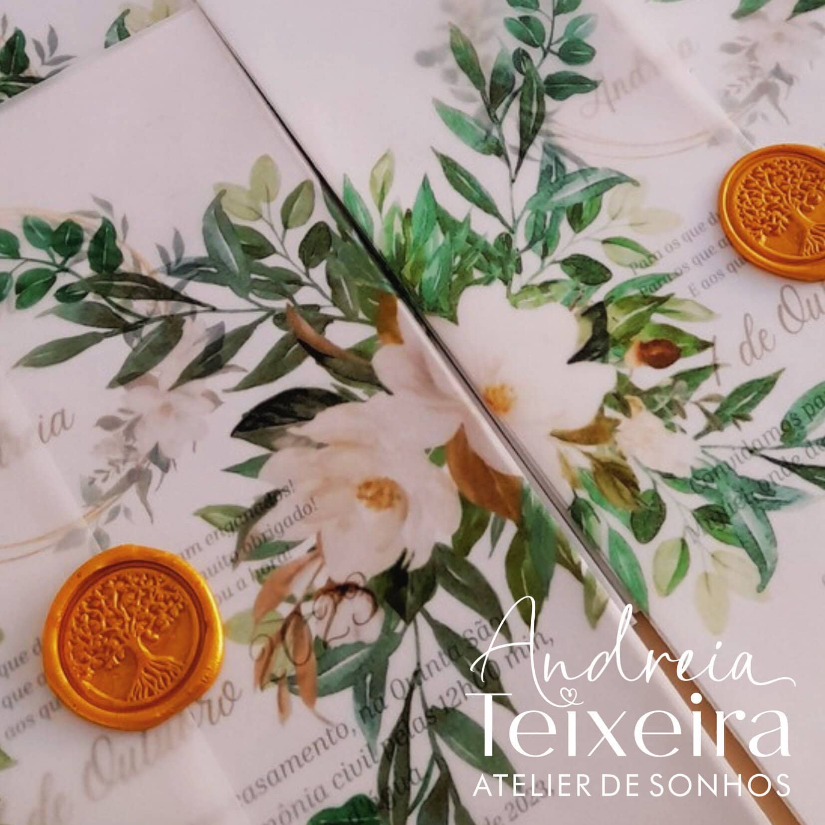 Árvore de cera de vela e folhas verdes em uma caixa de presente decorativa com selo de cera dourado.