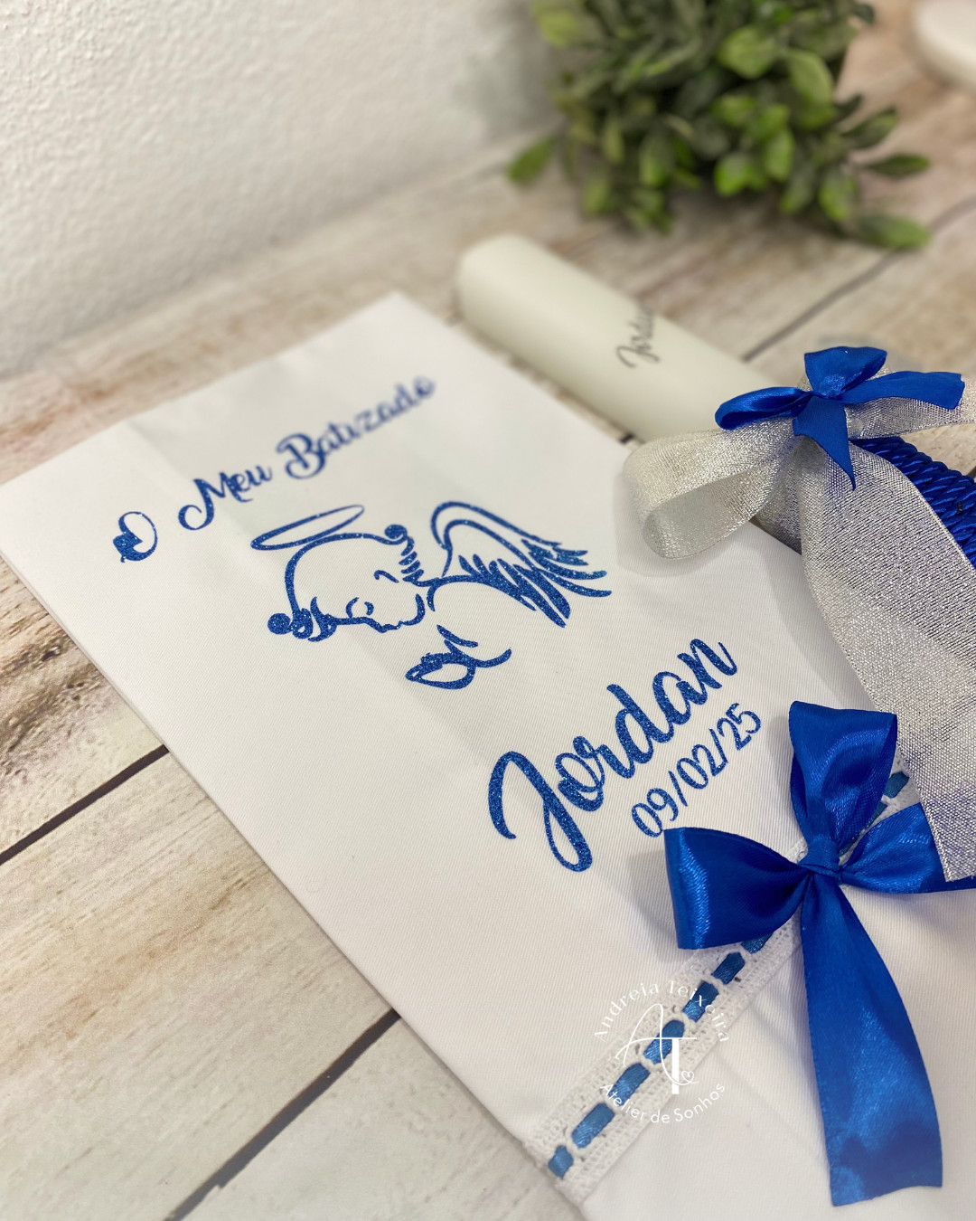 Vela e Toalha de Batizado Ternura com Anjo 1 Vela e toalha de batizado personalizadas com anjo azul e laços prateados e azuis.