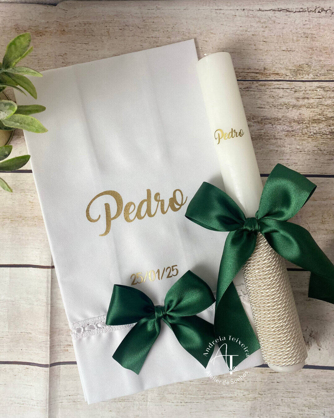 Vela e Toalha de Batizado Presença com Laço 1 Vela e toalha de batizado personalizadas para o Pedro com laços verde floresta e nome em foil dourado.