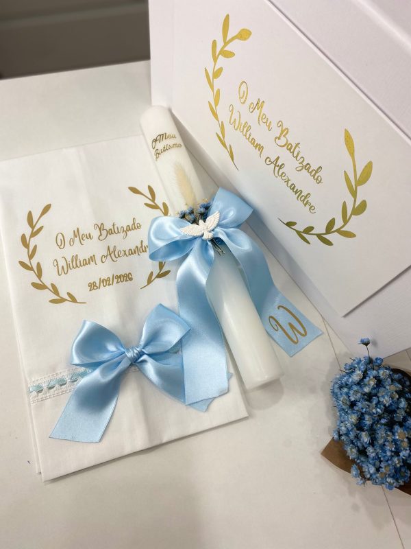 Conjunto de batismo com pomba, vela, toalha e caixa com foil dourado