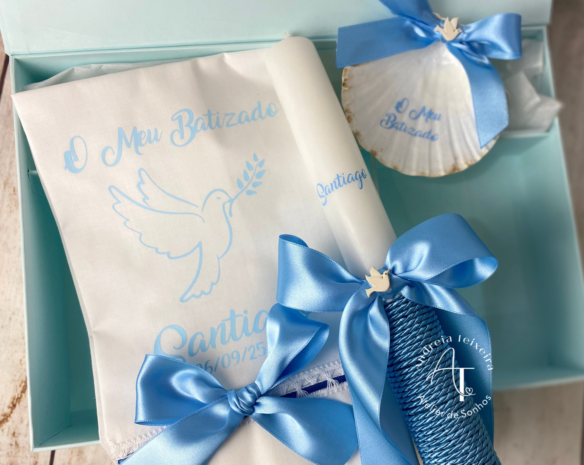 Conjunto de Batismo Herança com Pomba 1 Conjunto de batismo com pomba, vela, concha, toalha e caixa personalizada