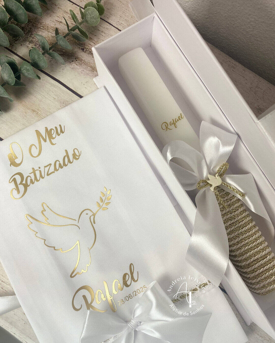 Conjunto de Batismo Vínculo com Pomba 1 Conjunto de batismo com pomba, vela, concha, toalha e caixa personalizada