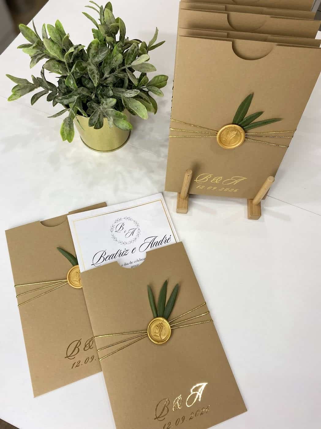 Convite de casamento craft com envelope manga e folha de oliveira com lacre decorativo