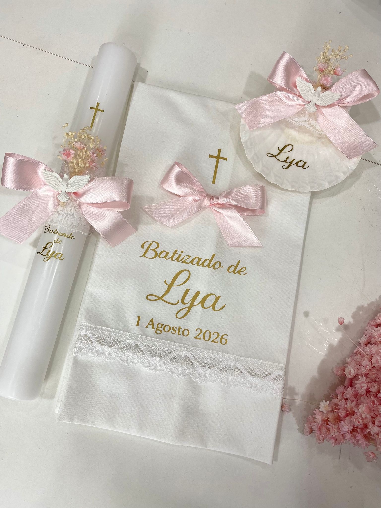 Vela, Toalha e Concha de Batizado Aura com Flores Preservadas 1 Vela, toalha e concha de batizado personalizadas para a Lya com flores preservadas e foil dourado.
