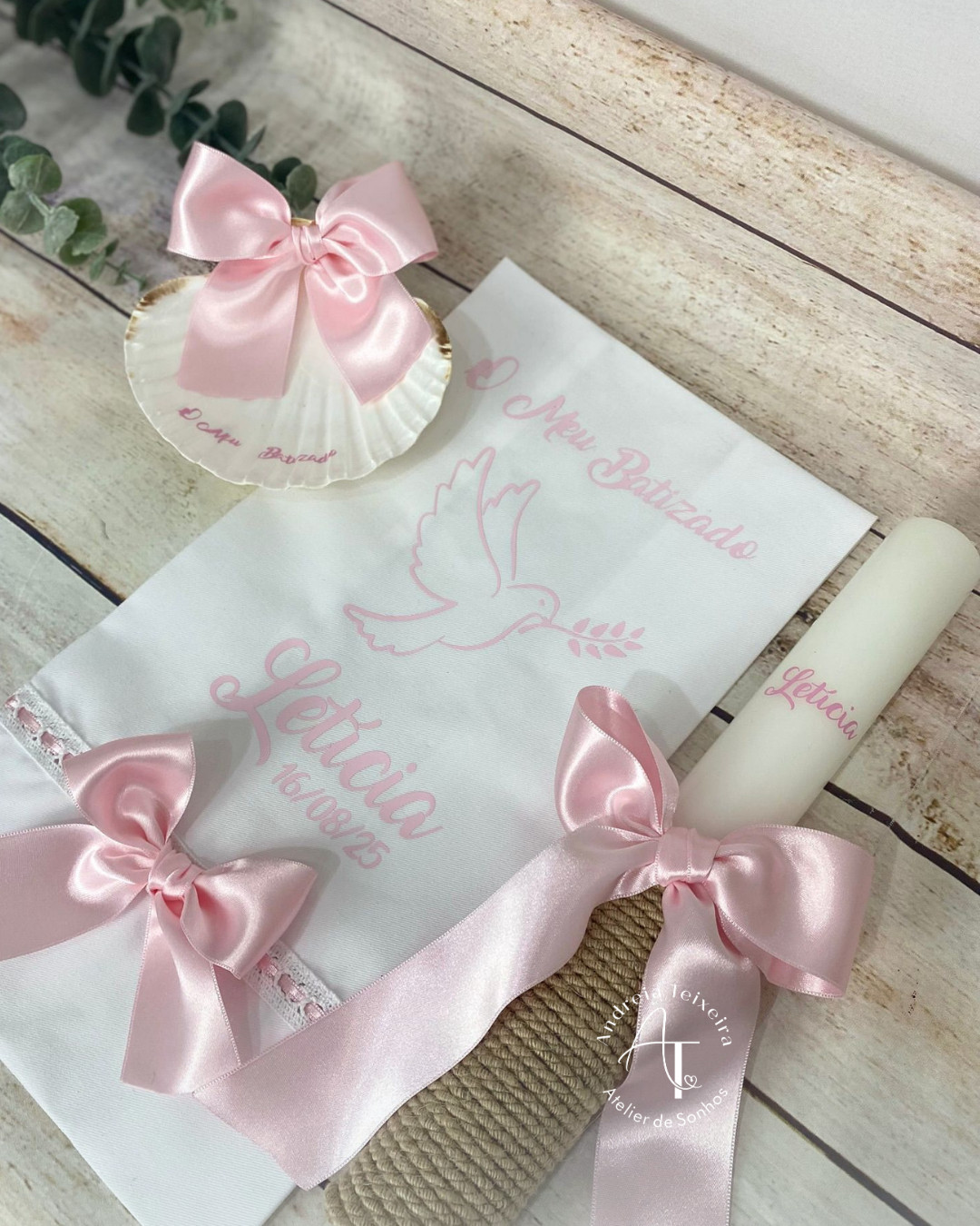 Vela, Toalha e Concha de Batizado Doçura com Pomba 1 Vela, toalha e concha de batizado personalizadas em rosa com pomba para a Leticia.