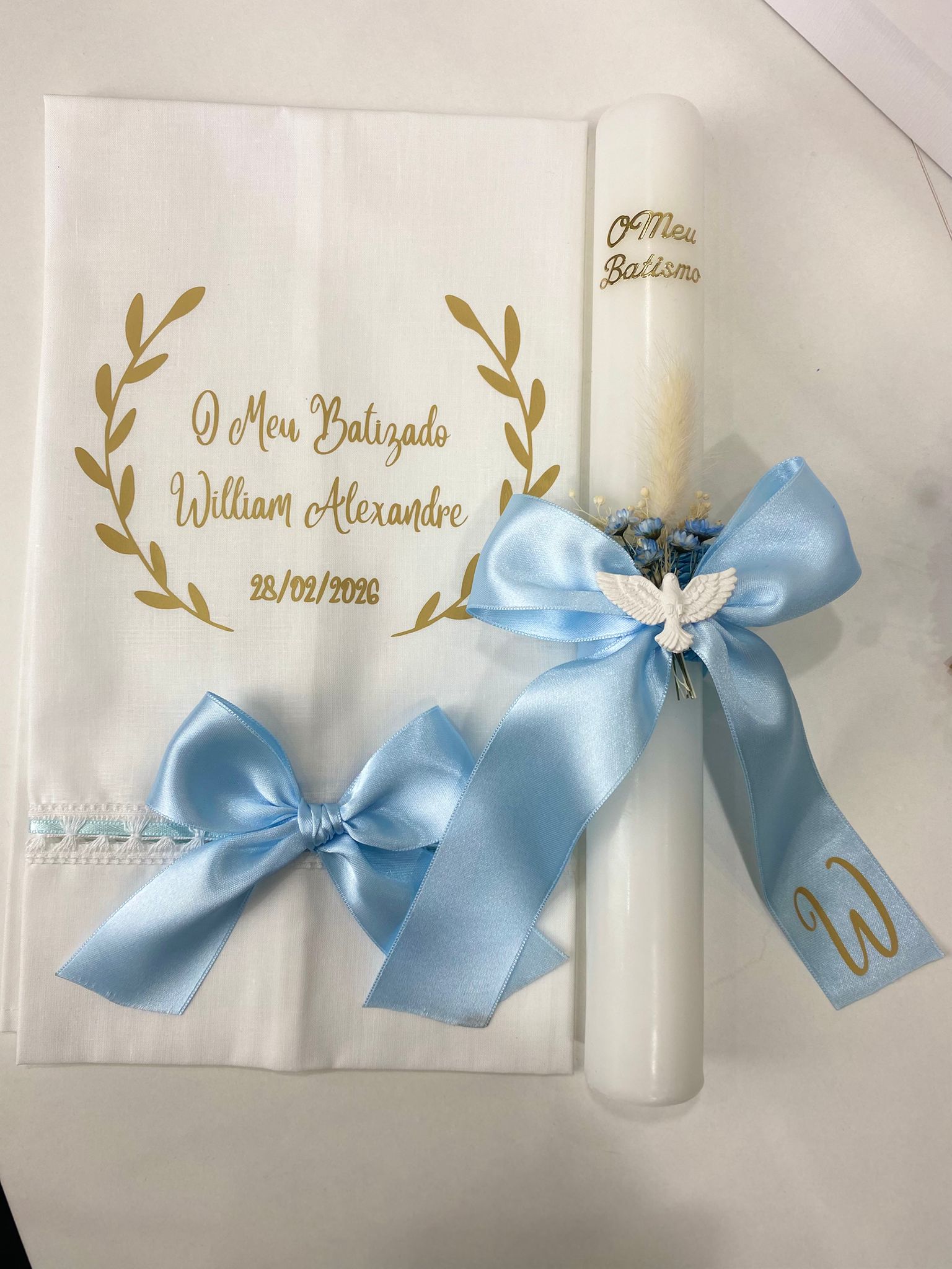 Vela, Toalha e Concha de Batizado Luz com Pomba 1 Vela e toalha de batizado com pomba e flores secas em azul e foil dourado.