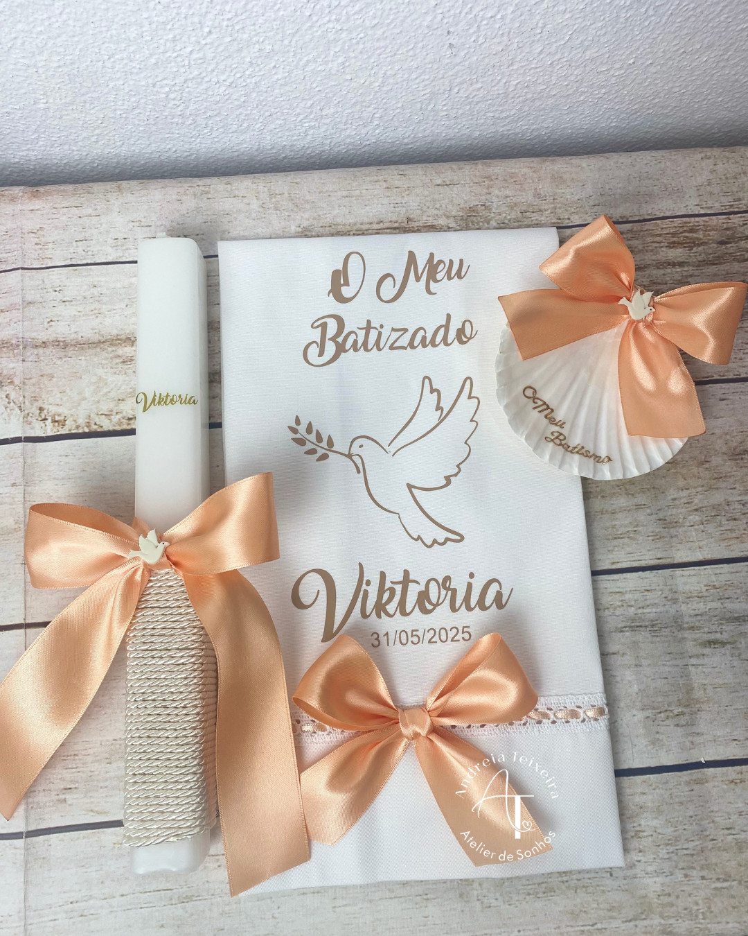 Vela, Toalha e Concha de Batizado Ternura com Pomba 1 Vela, toalha e concha de batizado personalizadas em tom pêssego com pomba para a Viktoria.