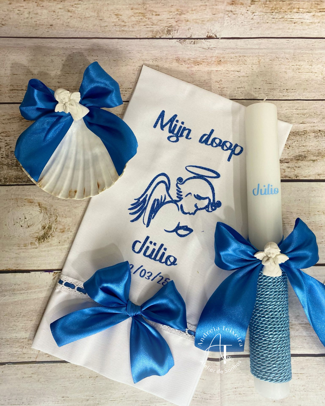 Vela, Toalha e Concha de Batizado Ternura com Anjo 1 Vela, toalha e concha de batizado personalizadas em azul royal com aplique de anjo em relevo.