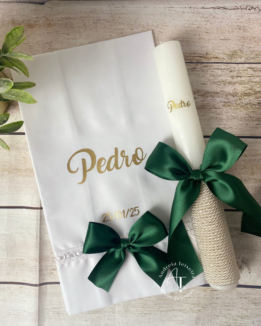 Vela e Toalha de Batizado Herança 1 Vela e toalha de batizado personalizadas para o Pedro com laços verde floresta e nome em foil dourado.