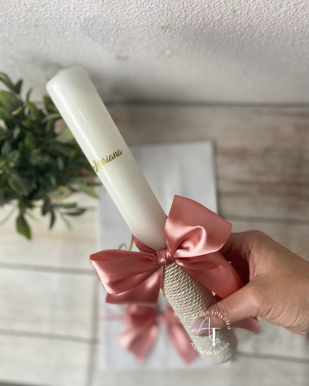 Vela de Batismo Memória 1 Vela de batismo personalizada para a Mariana com nome em foil dourado e laço de cetim rosa antigo.