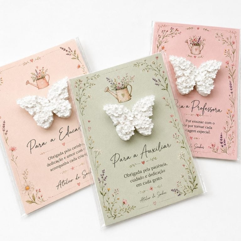 Cadeia de mensagens de agradecimento e incentivo para professores e auxiliares, com borboletas de papel em cartões decorativos com desenhos florais e mensagens de gratidão.
