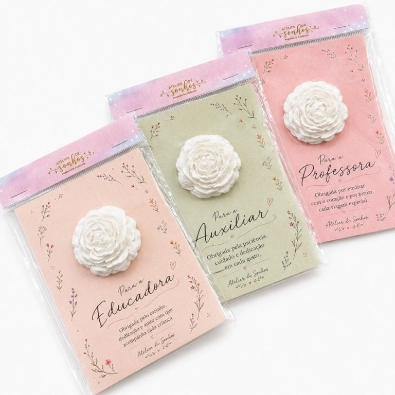 Pasta decorativa em forma de flor branca, embalagens coloridas com detalhes delicados, ideal para projetos de artesanato e decoração criativa.