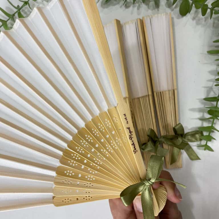 Leque em madeira personalizado com laço para casamento e batizado