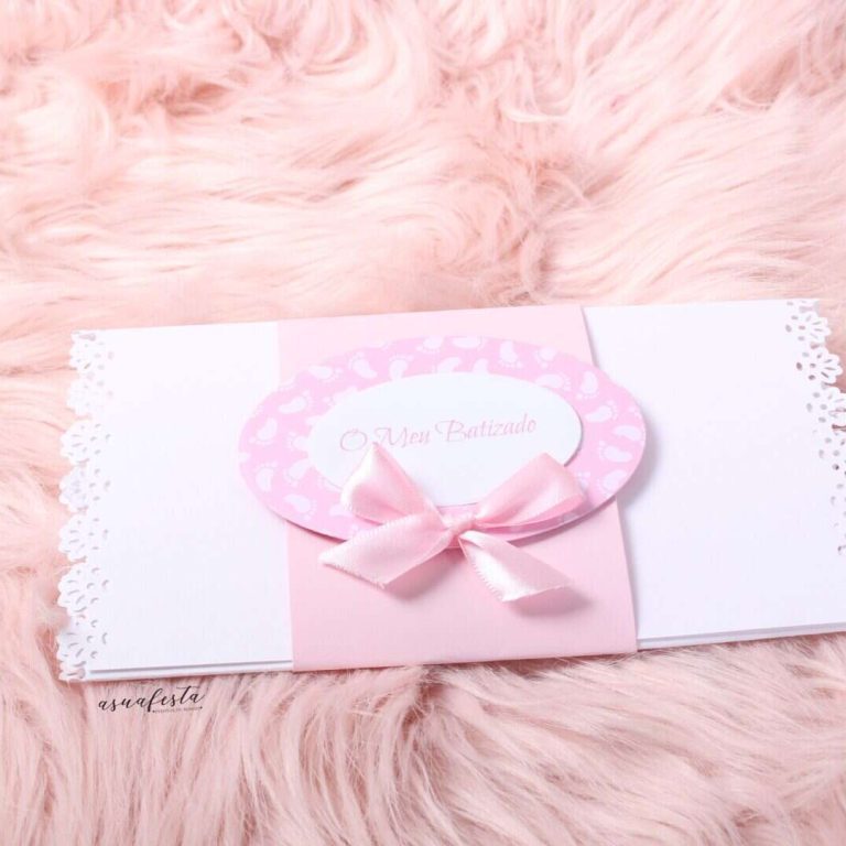Convite de batismo com design delicado, rosa e branco, com laço de fita, ideal para ocasiões especiais de batismo de menina.
