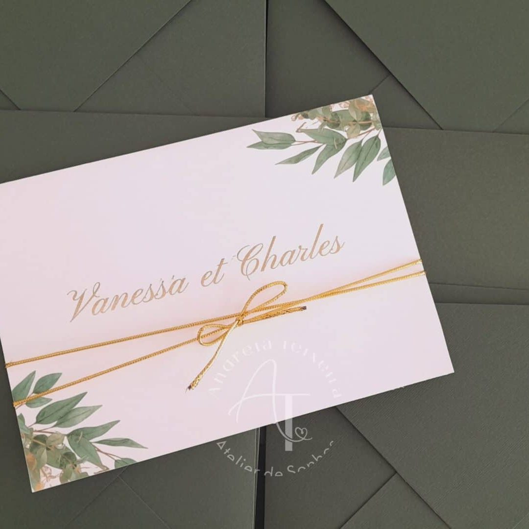 Vouchers de casamento com design floral elegante Cartão de convite de casamento com detalhes florais e fita dourada.