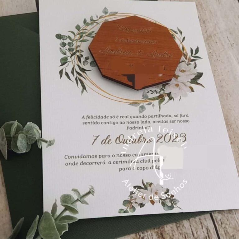 Convite de casamento com detalhes florais e mensagem de felicidade para o dia especial.