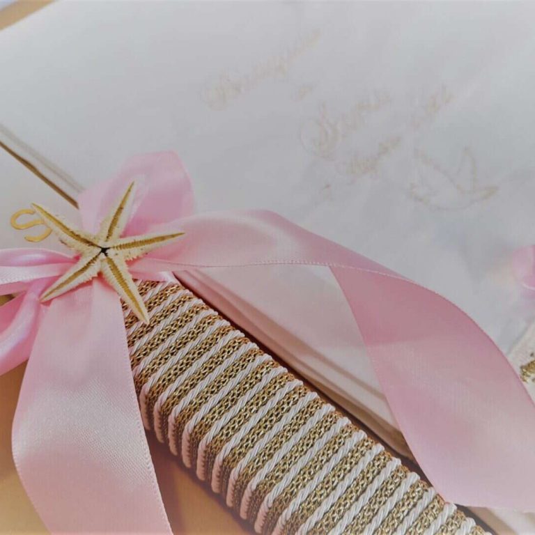 Caderno de anotações decorativo com capa de papel kraft, fita rosa e estrela dourada, ideal para presentes ou uso pessoal.