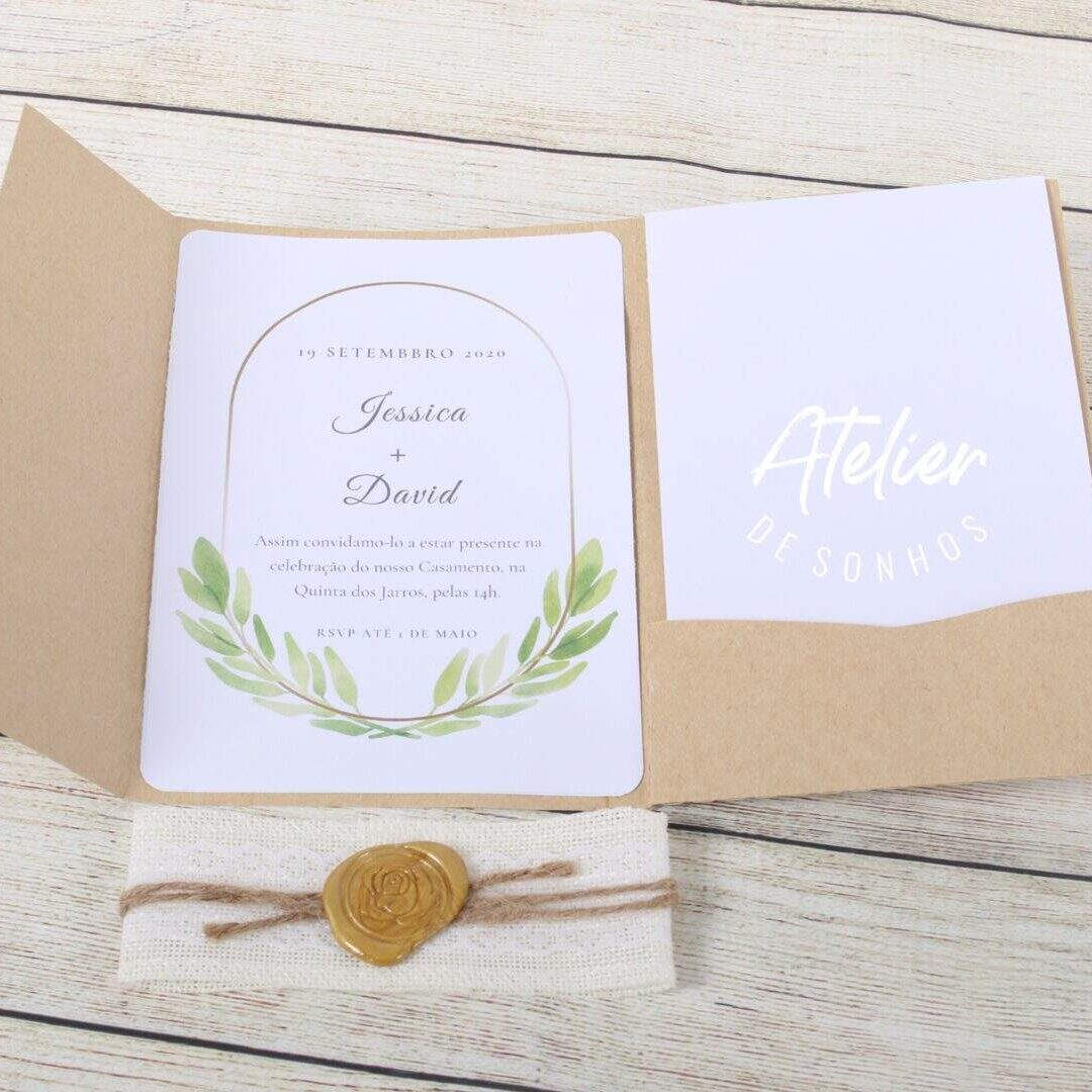 Celebração de casamento com convite e selo de cera dourada.