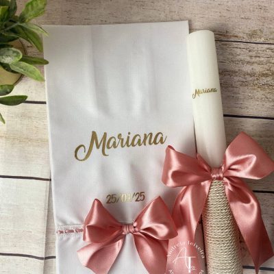 Vela e toalha de batizado personalizadas para a Mariana com laços rosa antigo e nome em foil dourado.