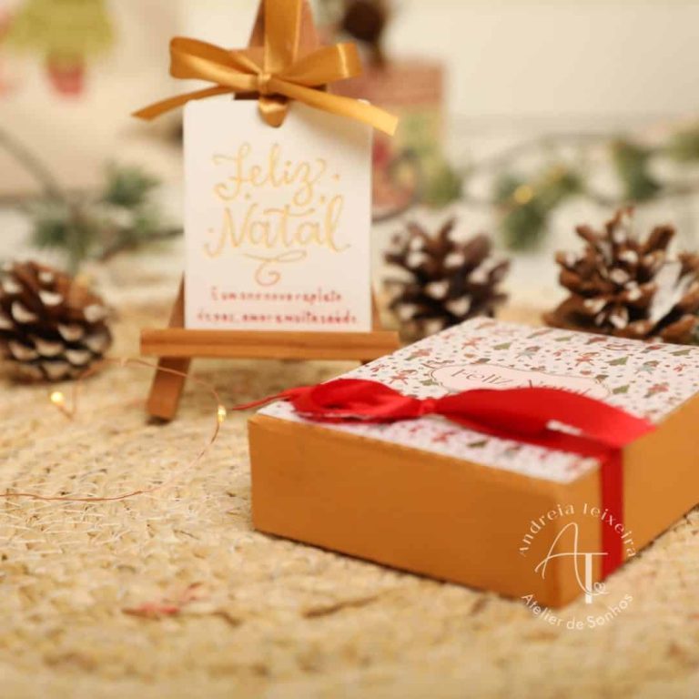 Feliz Natal - Caixa de Presente Decorativa Caixa de presente decorativa com laço vermelho, ideal para presentes de Natal, com fundo de decoração festiva e mensagem de boas festas.