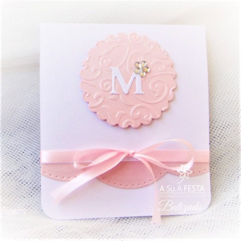 Convite de batizado com design delicado, laço rosa e monograma M em relevo, ideal para ocasiões especiais de batizado.
