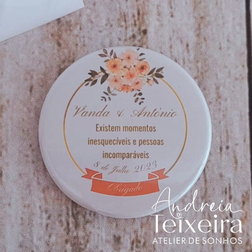 Porta-alianças personalizada com flores e mensagem de agradecimento para o casamento de Vanda e António, comemorado em 8 de julho de 2023.