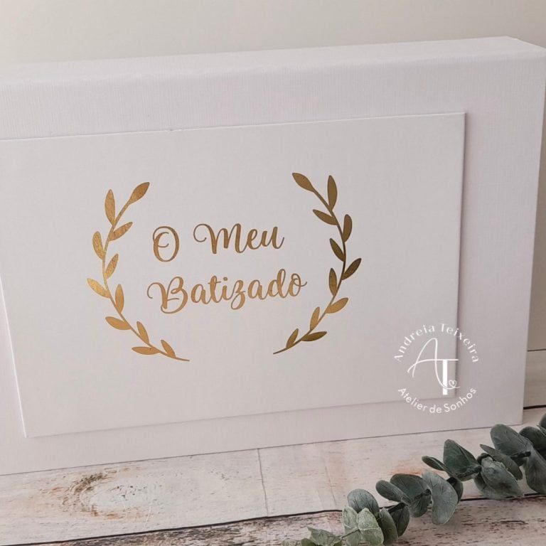 Atelier dos Sonhos (3) O Meu Batizado - Caixa de recordações branca com decoração dourada e texto em português, ideal para guardar memórias do batizado de uma criança.