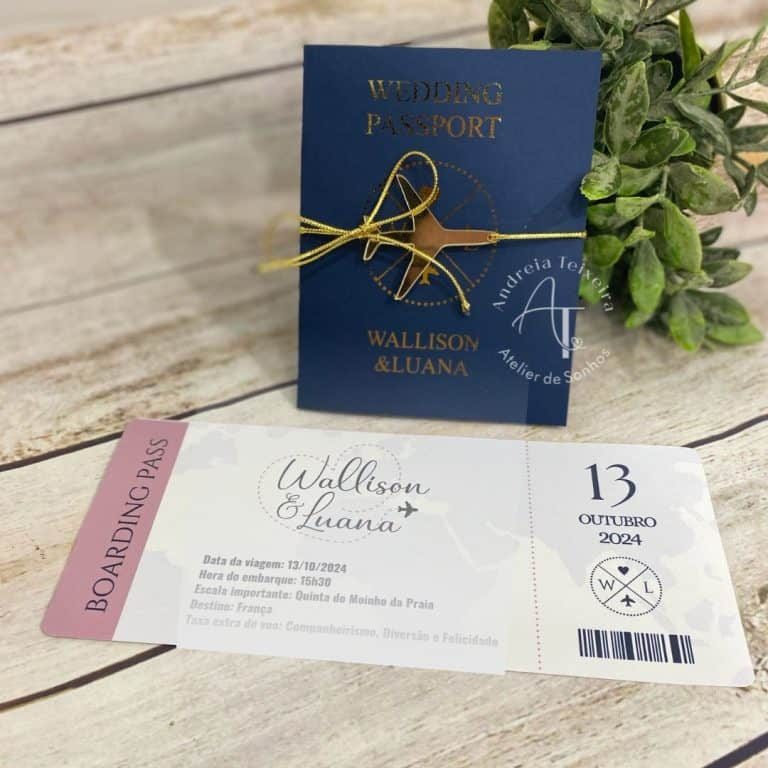 Passe de embarque personalizado com nome de Wallison e Luana, data de viagem 13/10/2024, e detalhes do voo, decorado com uma miniatura de avião dourada e uma planta ao fundo.