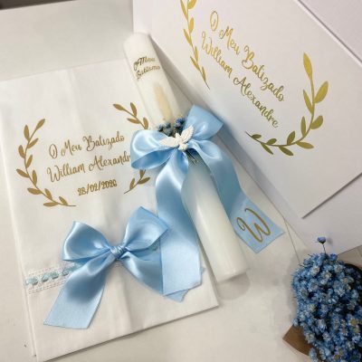 Conjunto de batismo com pomba, vela, toalha e caixa com foil dourado