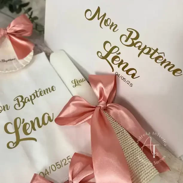 Conjunto de Batismo (1) Cadeado de papel com fita de cetim rosa e mensagem de batizado, lembrança para o evento de batismo de Lena, com detalhes delicados e elegantes em tom suave.