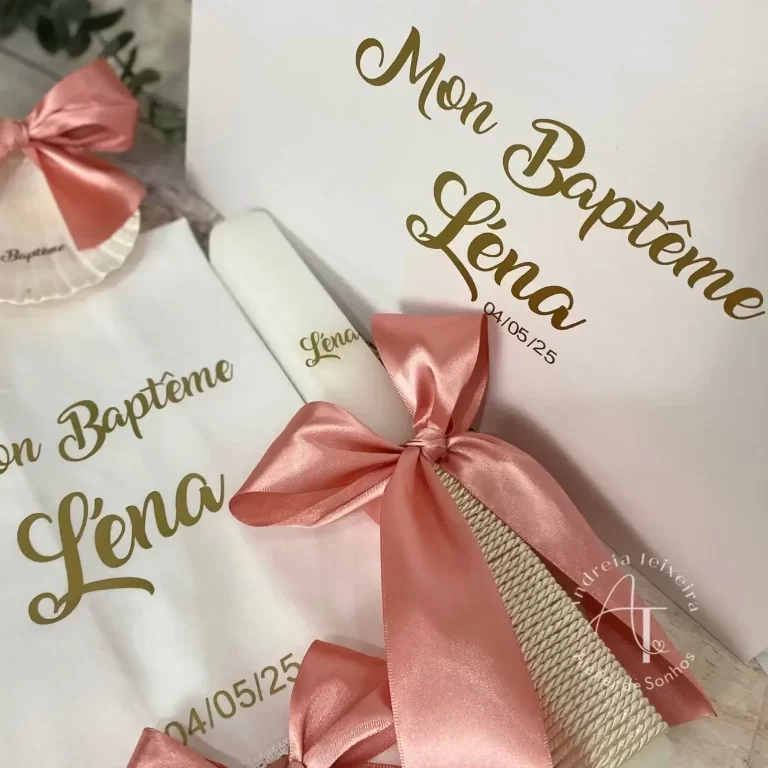 Cadeado de papel com fita de cetim rosa e mensagem de batizado, lembrança para o evento de batismo de Lena, com detalhes delicados e elegantes em tom suave.