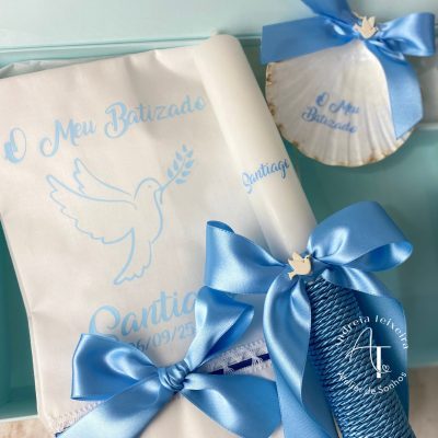 Conjunto de batismo com pomba, vela, concha, toalha e caixa personalizada
