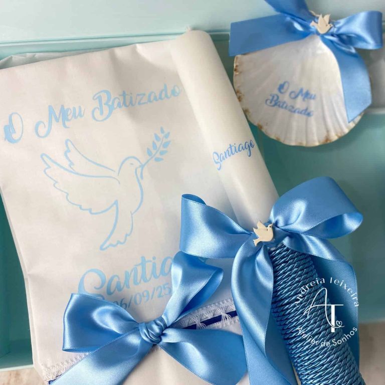 Conjunto de batismo com pomba, vela, concha, toalha e caixa personalizada