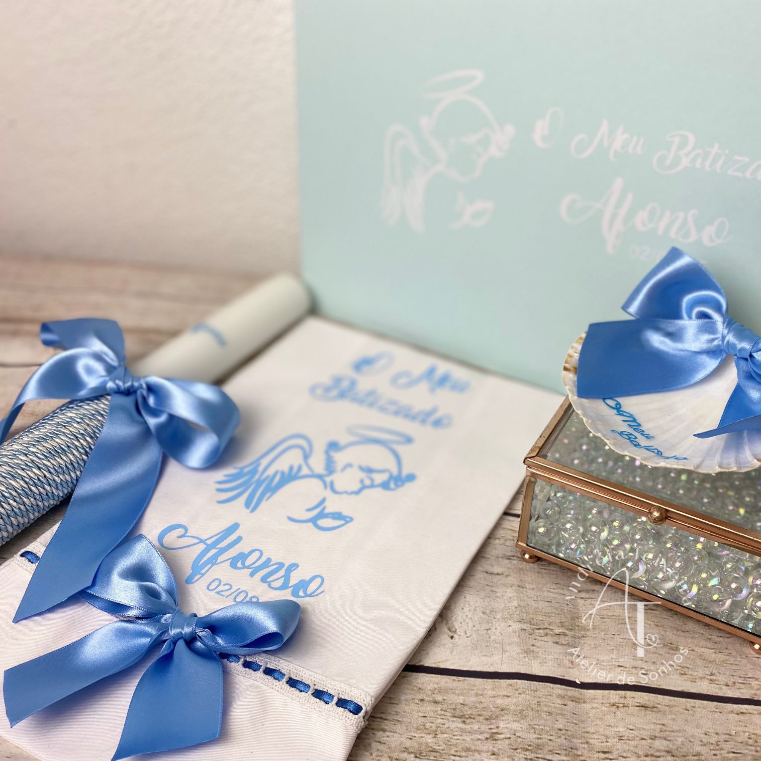 Conjunto de batismo com anjo, vela, concha, toalha e caixa personalizada