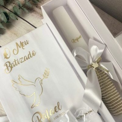 Conjunto de batismo com pomba, vela, concha, toalha e caixa personalizada