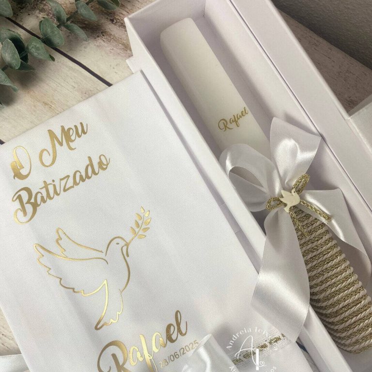 Conjunto de batismo com pomba, vela, concha, toalha e caixa personalizada